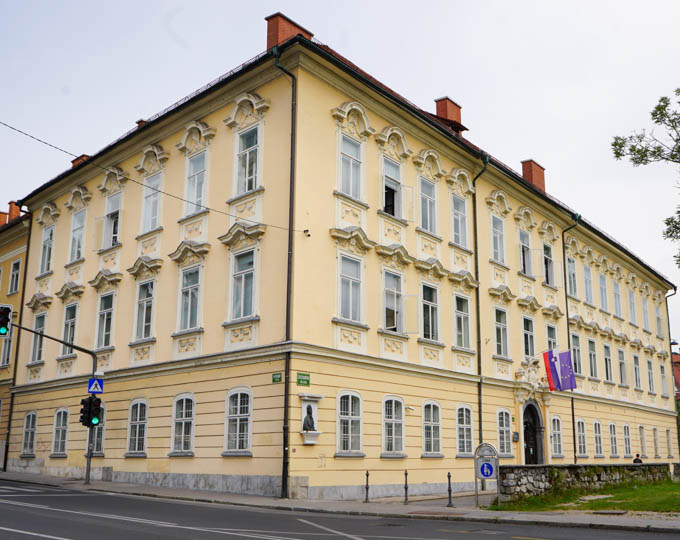 Slika institucije:  Arhiv Republike Slovenije